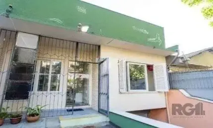Casa no bairro Petrópolis de 3 dormitórios e 4 vagas