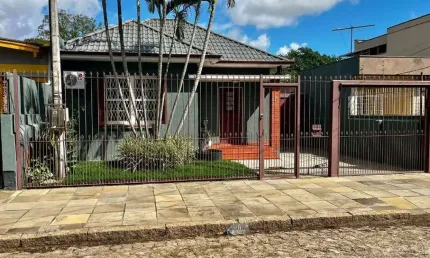 Casa toda reformada, 135 m² de área construída, churrasqueira e piscina