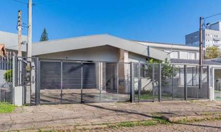 Casa com 3 dormitórios e 4 vagas no Bairro Jardim Lindóia