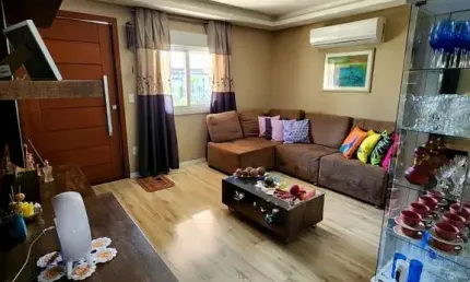 Casa com 2 dormitórios, suíte, piscina e espaço gourmet no Jardim Algarve