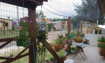 Casa com 04 dormitórios e duas vagas de garagem lado a lado em Balneário Pinhal.