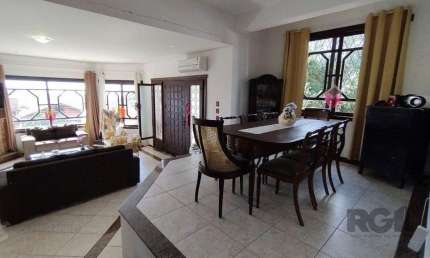 Sobrado, 5 quartos, 2 suites, pátio, 3 vagas - Bairro Vila Nova