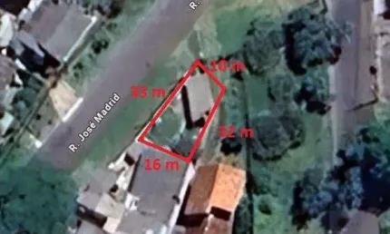 Ótimo terreno com 33m de frente ao lado de uma praça