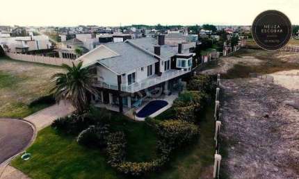 Casa Condominio para Venda - 550m², 7 dormitórios, sendo 7 suites, 4 vagas - Centro de Xangrilá