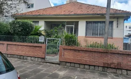 Casa de 5vquartos e 3 vagas de garagem no bairro santana em porto alegre