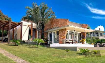 Casa à beira do lago na área central do condomínio com 4 suites