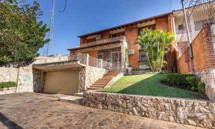 Casa sobrado no Partenon de 3 dormitórios e amplo pátio