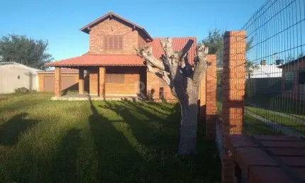 Casa para Venda - 248.88m², 3 dormitórios, sendo 4 suites, 2 vagas - Centro