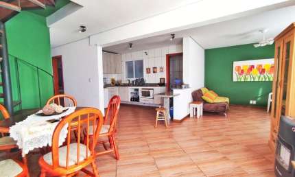 3 Dormitórios, sendo 1 Suíte Master •	Living com Dois Ambientes – no Bairro Alto Petrópolis – Amplo Terreno.