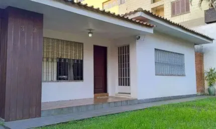 Casa com 4 quartos e 4 vagas de garagem no Bairro Jardim Lindóia