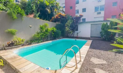 Casa com 255 metros privativos e pátio com piscina no Bairro Higienópolis