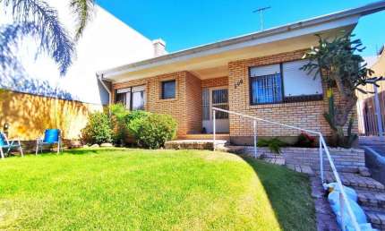 Casa com 4 Quartos e 2 banheiros e 2 Suites à Venda, 153 m² por R$ 990.000