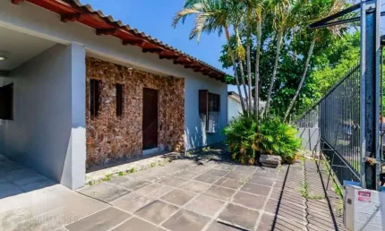 Casa com 3 dormitórios, 4 vagas e amplo pátio no Bairro Sarandí