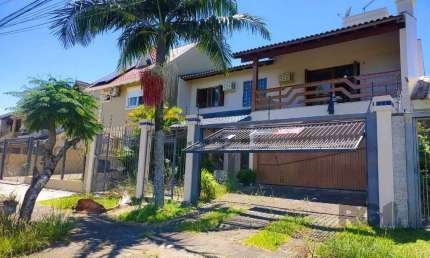 lindíssima e confortável casa com 3 quartos, piscina e 3 vagas no Parque Santa Fé em Porto Alegre!