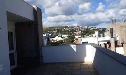 Cobertura com 137m², no Bairro Cristal, de 2 dormitórios, sento uma suíte, ampla sacada, churrasqueira, vista panorâmica, vaga coberta.