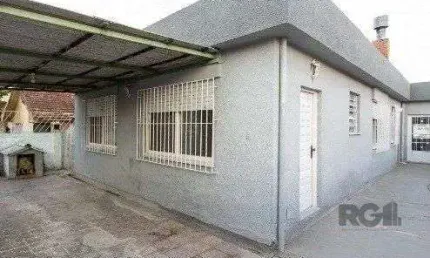 Casa no bairro Cavalhada de 3 dormitórios e 2 vagas