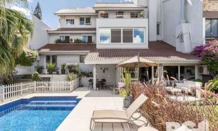 EXCLUSIVIDADE: Ampla casa de 476m² privativos, 4 suítes, 4 vagas no bairro Chácara das Pedras.