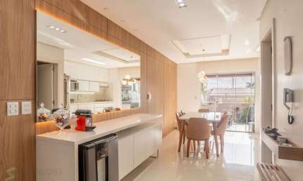 Deslumbrante casa 3 suítes, 4 Banh, 2 vagas cobertas, Guarujá POA RS