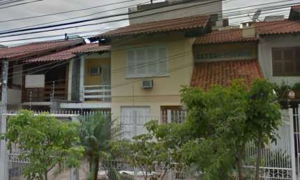 Casa a venda de 4 dormitórios com 325,40 m², no bairro Jardim Lindóia em Porto Alegre.