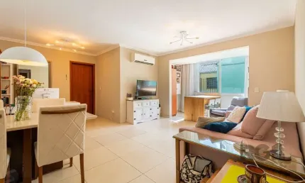Apartamento de três quartos, suíte e uma vaga de garagem no bairro Petrópolis em Porto Alegre.