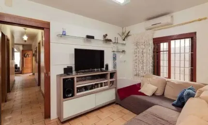 Casa térrea com 200m² privativos, 3 quartos, Rua Sylvio Sanson - Sarandi
