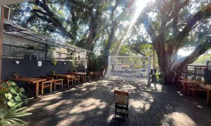 Vendo prédio comercial com 01 loja e 02 apartamentos. Excelente para investimento.