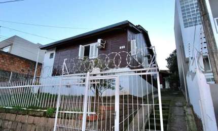 Casa para Venda - 90m², 5 dormitórios, sendo 1 suites, 5 vagas - Teresópolis