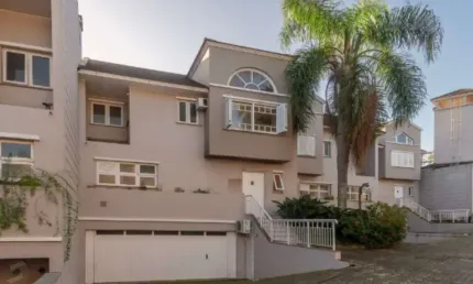 Casa ampla em condomínio com acesso ao rio – 3 dormitórios e excelente infraestrutura