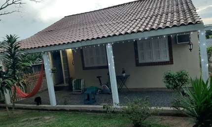 Casa residencial semimobiliada, com 3 quartos, 1 banheiro e 2 vagas de garagem.