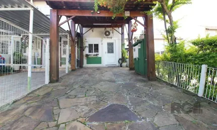 Sobrado com dois dormitórios e uma vaga de garagem próximo ao Zaffari da Juca Batista no bairro da Hípica em Porto Alegre.