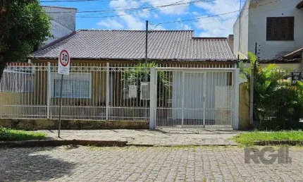 Casa 3 dormitórios, 5 vagas, 155 m² área construída, terreno 300m², Nonoai.