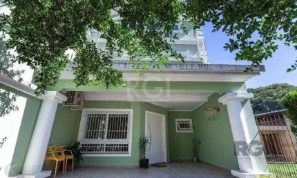Casa com 03 dormitórios, 01 suíte, pátio, terraço com churrasqueira e vaga de garagem para 03 carros no bairro Ipanema