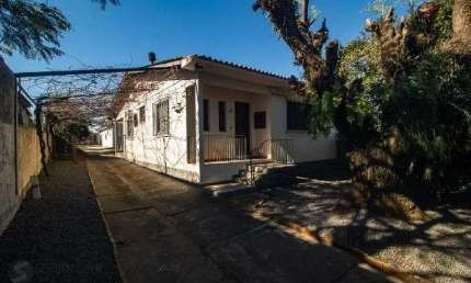 Casa em Porto Alegre, no bairro Vila Nova, com 6 dormitório(s), e 6 banheiros, à venda.