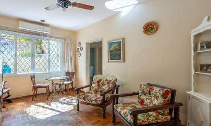 Apartamento térreo com pátio à venda no Bom Fim – 2 dormitórios e dependência