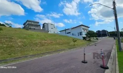 Terreno em Porto Alegre, no bairro Vila Nova, à venda.