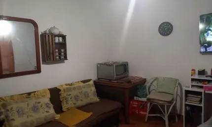CASA AMPLA, 2 DORMITÓTIOS, 1SUÍTE, SALA, COZINHA, BANHEIRO SOCIAL , 2 VAGAS DE GARAGEM E ÓTIMA LOCALIZAÇÃO!