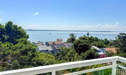 Casa em condomínio Alto Padrão Vila Assunção 03 suítes e 04 Garagens cobertas