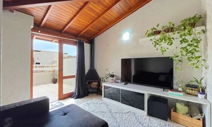 Casa em condomínio fechado com 2 quartos à venda na Avenida Guarujá, 203, Guarujá, Porto Alegre