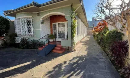 Casa com pátio com 3 dormitórios, 2 banheiros e 4 vagas.