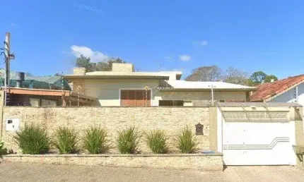 Ótima casa térrea com 4D, piscina e garagem fechada para 2 carros no Jardim Medianeira.