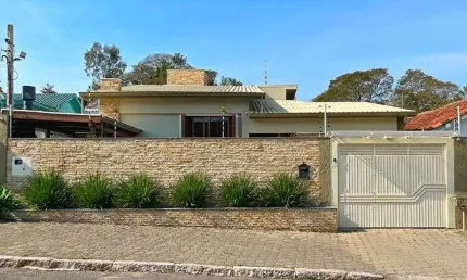 Ótima casa térrea com 4d, piscina e garagem fechada para 2 carros no jardim medianeira.