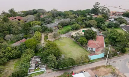 Terreno com edificações para múltiplos negócios lucrativos.