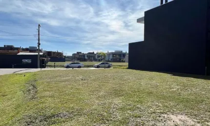 Lote de 314 m2 a venda no condomínio sunset em xangri-lá.