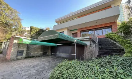 Casa de 4 quartos, 2 suítes e 2 vagas de garagem no bairro Boa Vista em POA