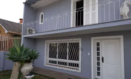 Casa de alvenaria, com 3 quartos, 1 suíte e 3 vagas de garagem.