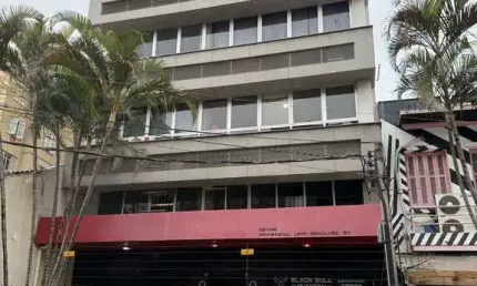 Sala comercial duplex com 71m², 2 banheiros e mobiliada na cidade baixa