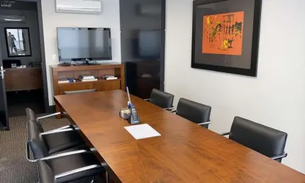Sala ampla no moinhos de vento, a 100m do parcão, ao lado do shopping moinhos de vento