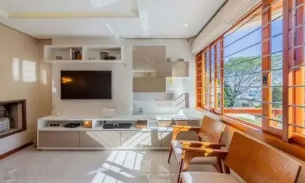 Casa em condominio, 3 domitórios, 1 suíte, lareira, churrasqueira e 2 vagas.
