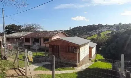 Terreno com 2 casas pré-fabricadas recém construídas