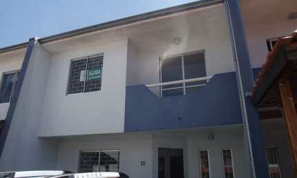 Casa com 3 quartos para alugar na Rua Carolina Derosso, 509, Xaxim, Curitiba